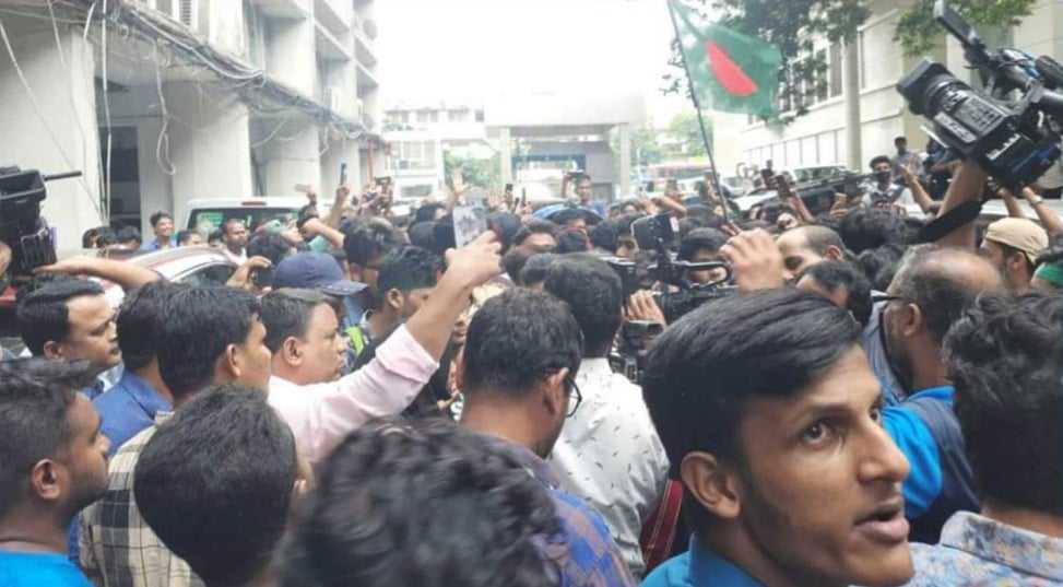 সচিবালয়ে ঢুকে এইচএসসি পরীক্ষার্থীদের বিক্ষোভ