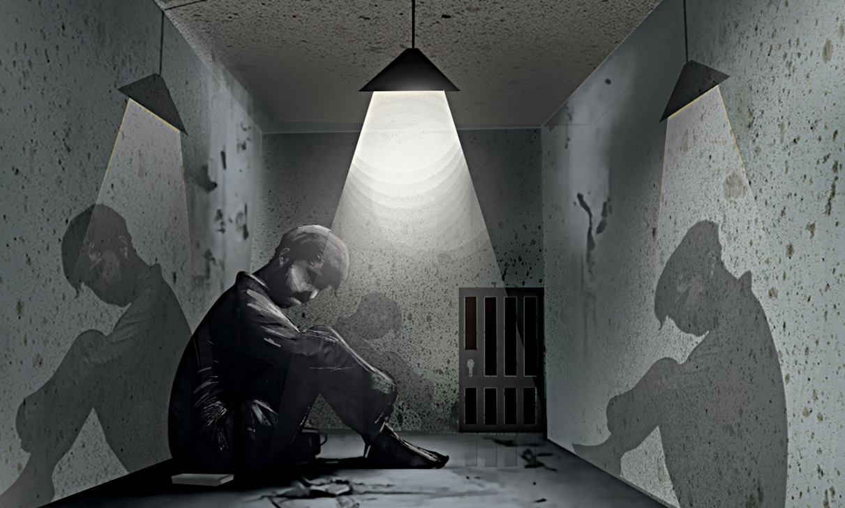 আয়নাঘরের ভেতরে