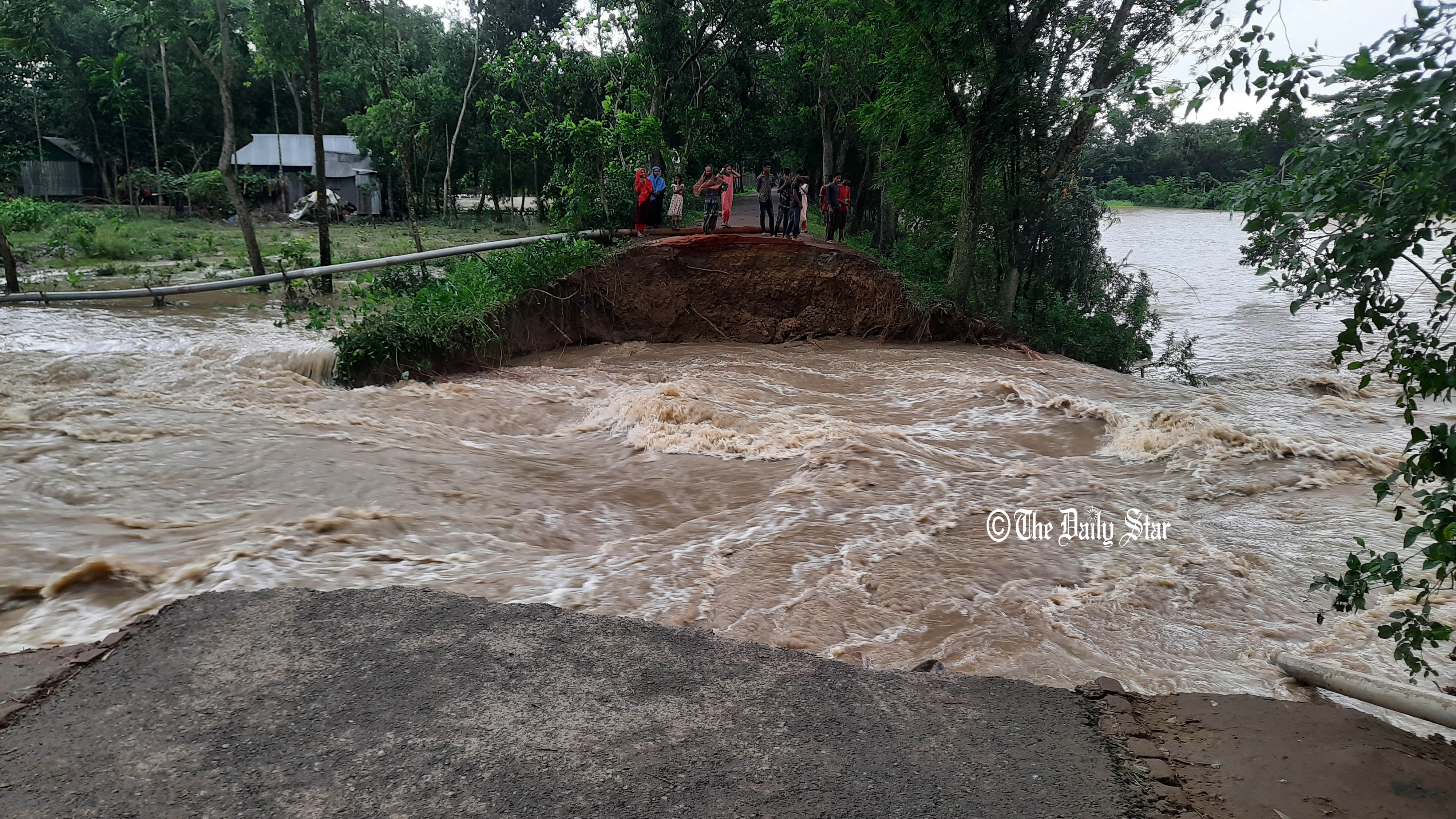বন্যায় ৮ জেলায় পানিবন্দি প্রায় সাড়ে ৪ লাখ পরিবার