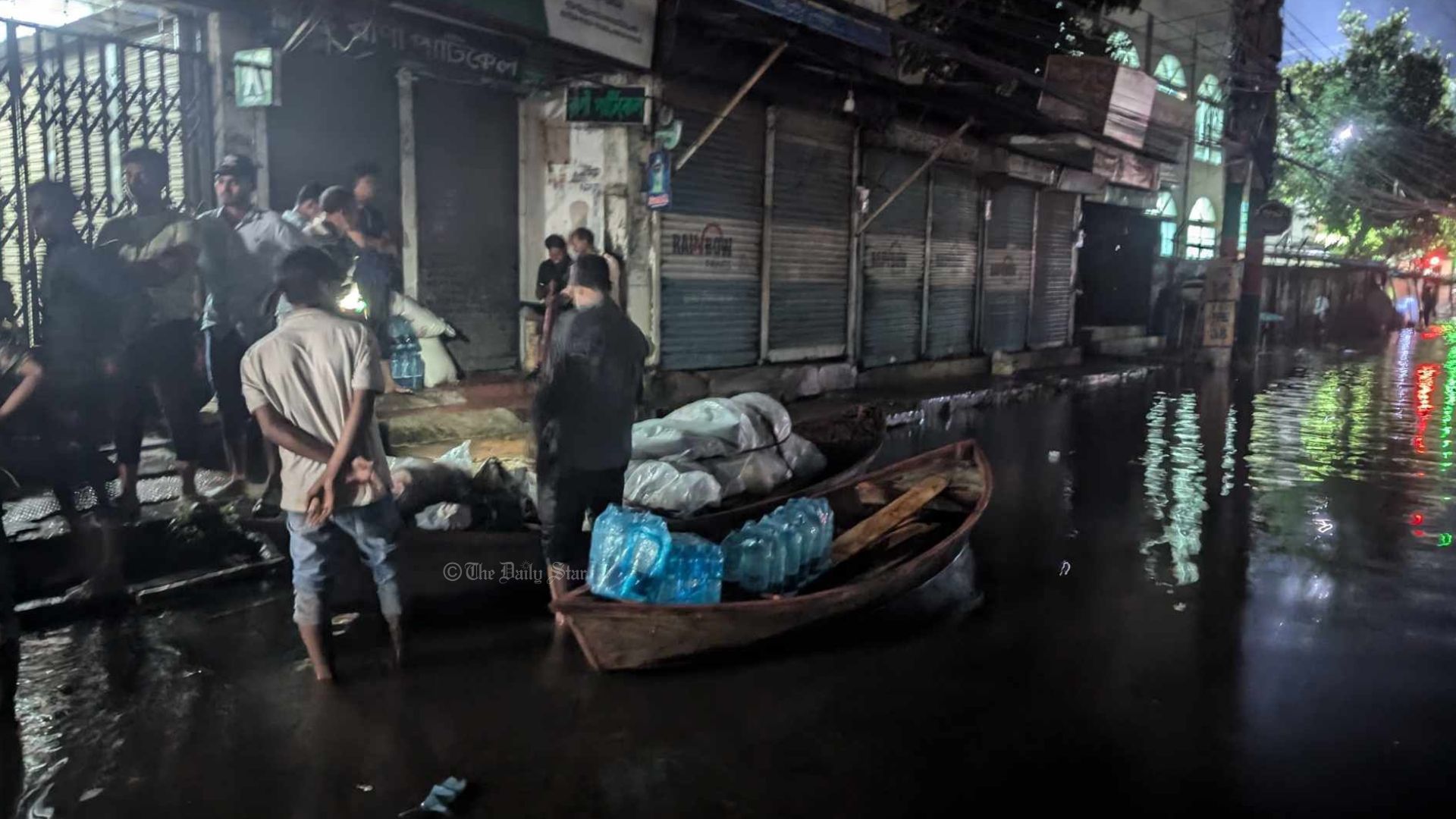 বিদ্যুৎহীন ফেনীর সব সড়ক প্লাবিত, মোবাইল নেটওয়ার্ক নেই, ত্রাণকাজ ব্যাহত