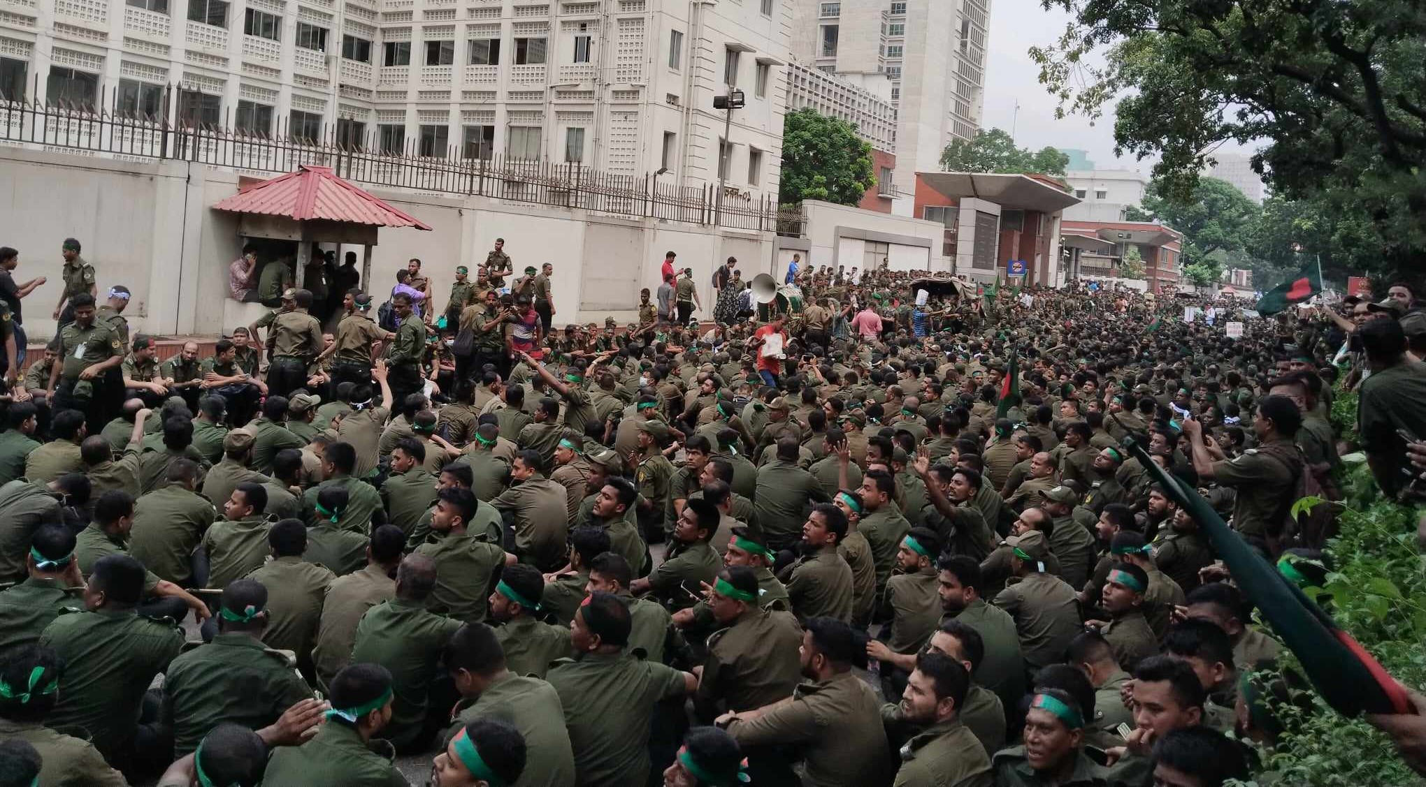 আন্দোলনে ‘ইন্ধনদাতা’ ২ আনসার সদস্য গ্রেপ্তার