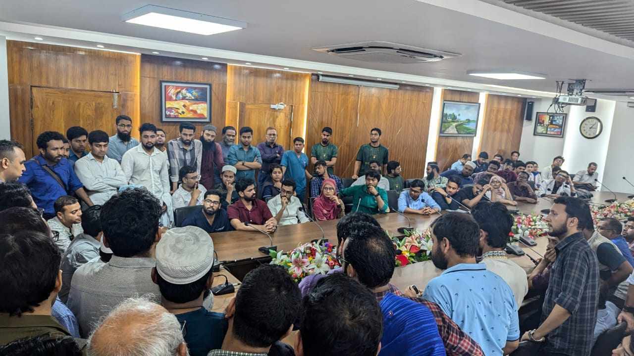 ঢামেকে চিকিৎসকদের সঙ্গে বৈঠকে বৈষম্যবিরোধী ছাত্র আন্দোলনের সমন্বয়করা