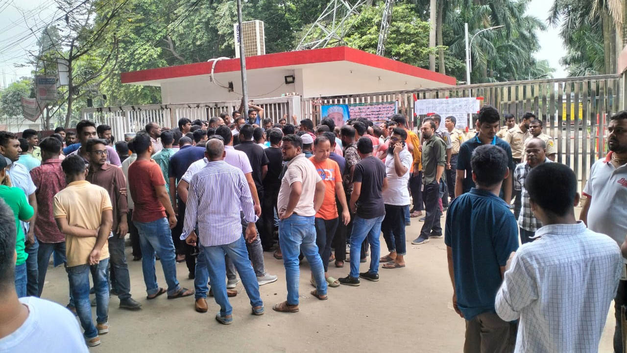 টঙ্গীতে ৮ দফা দাবিতে বাটা সু কোম্পানি শ্রমিকদের বিক্ষোভ