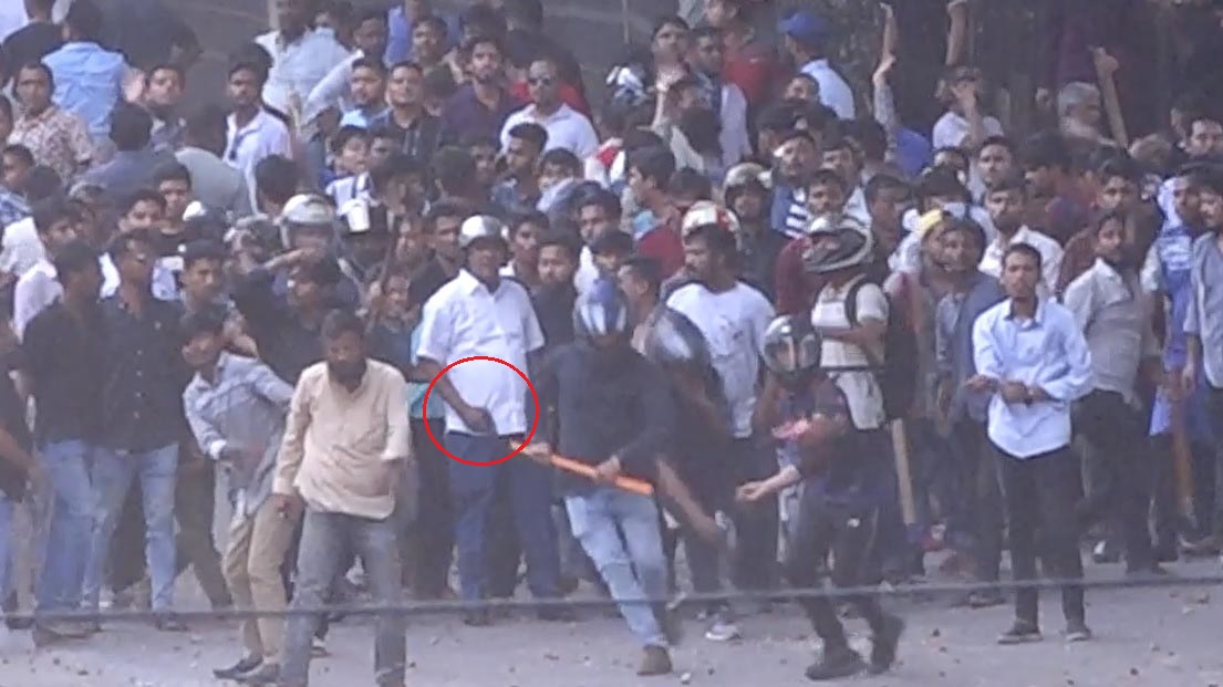 মুরাদপুরে পিস্তল হাতে শিক্ষার্থীদের ওপর হামলার নেতৃত্ব দিয়েছিলেন আ. লীগ নেতা বাবর