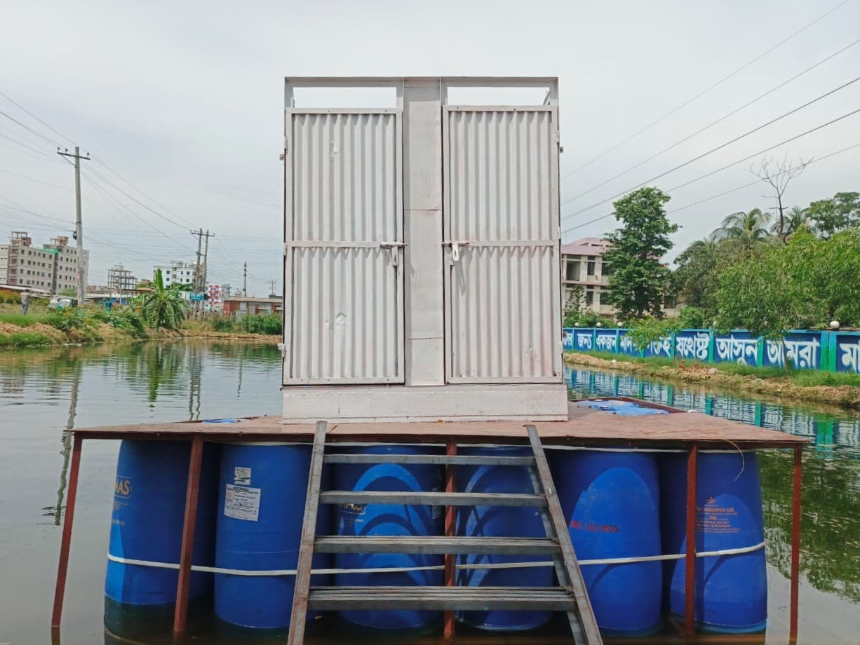 বন্যায় ভাসমান টয়লেট