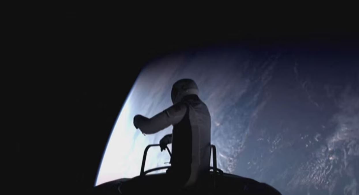 মহাকাশ অভিযানে নতুন দিগন্ত: বেসরকারি উদ্যোগে ২ নভোচারীর ‘স্পেসওয়াক’