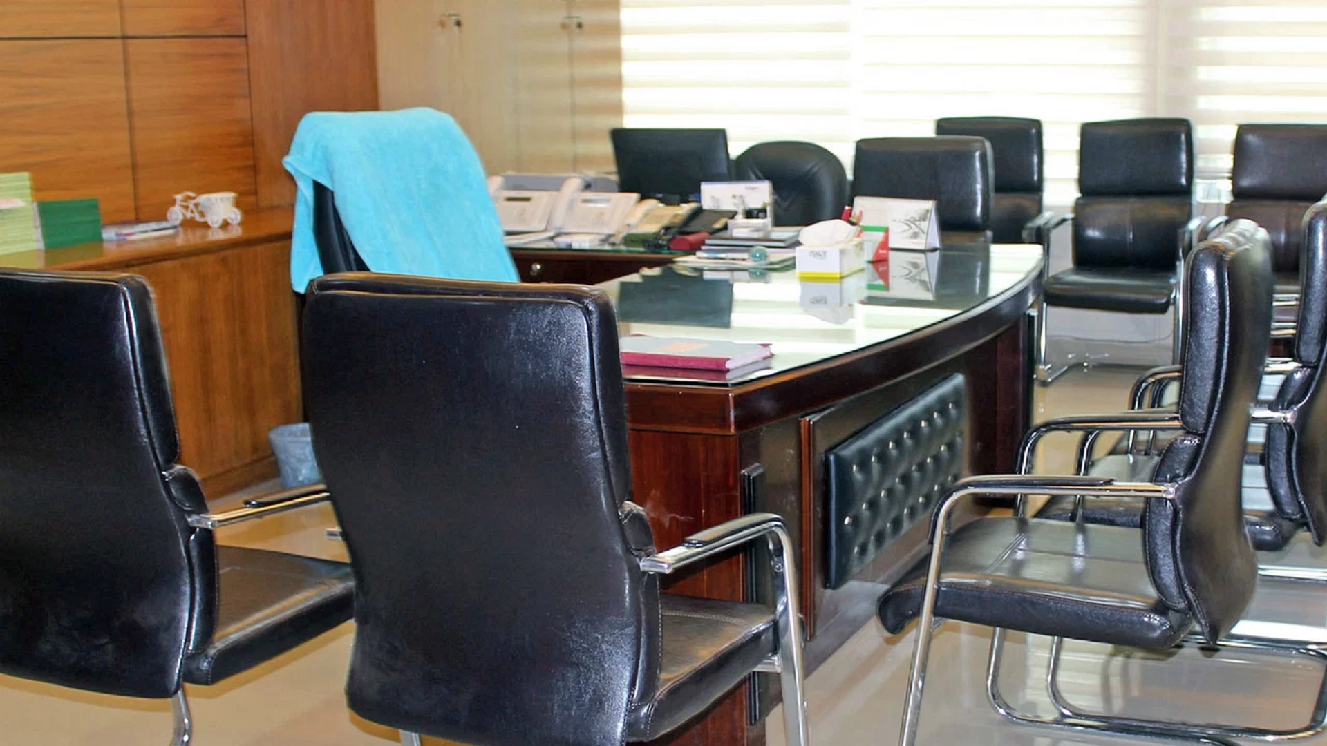 পেশাদার ‘ডিসি’র খোঁজে