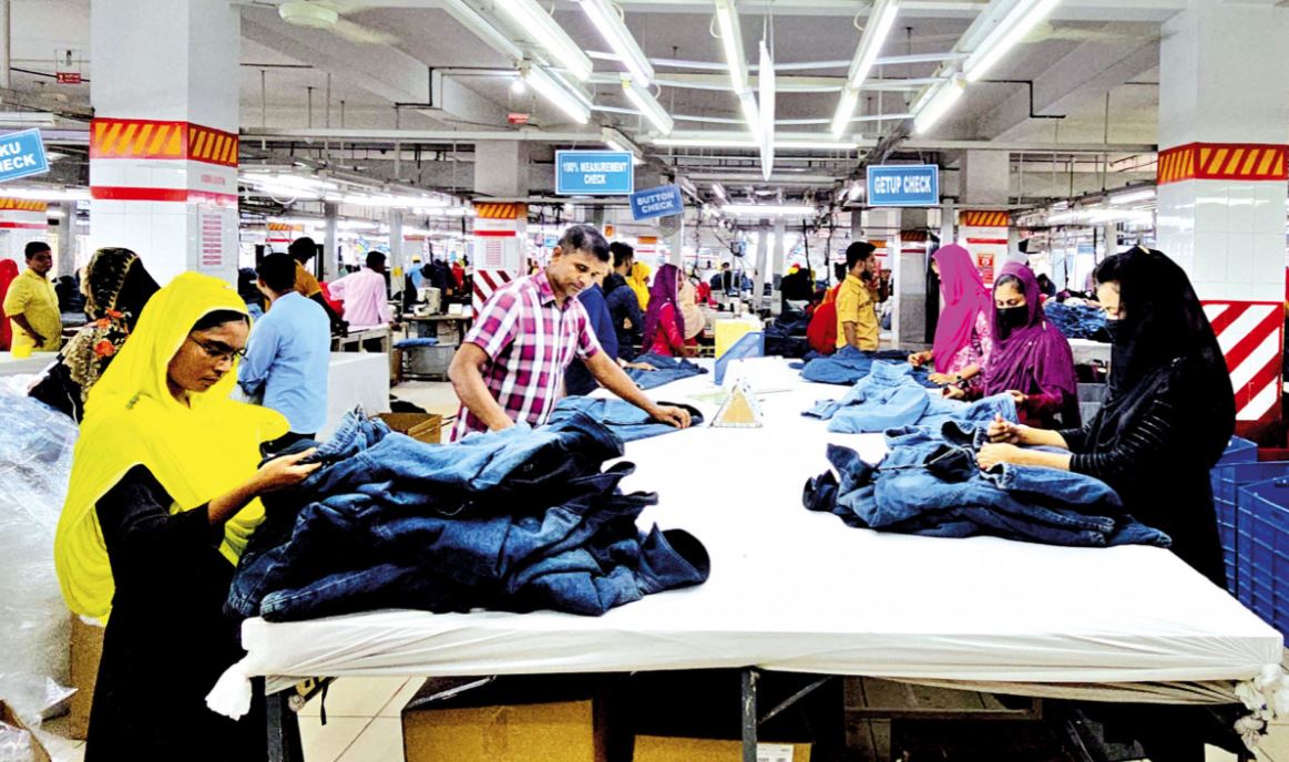 বাংলাদেশে অস্থিরতার কারণে প্রতিদ্বন্দ্বী দেশগুলোর পোশাক রপ্তানি বেড়েছে