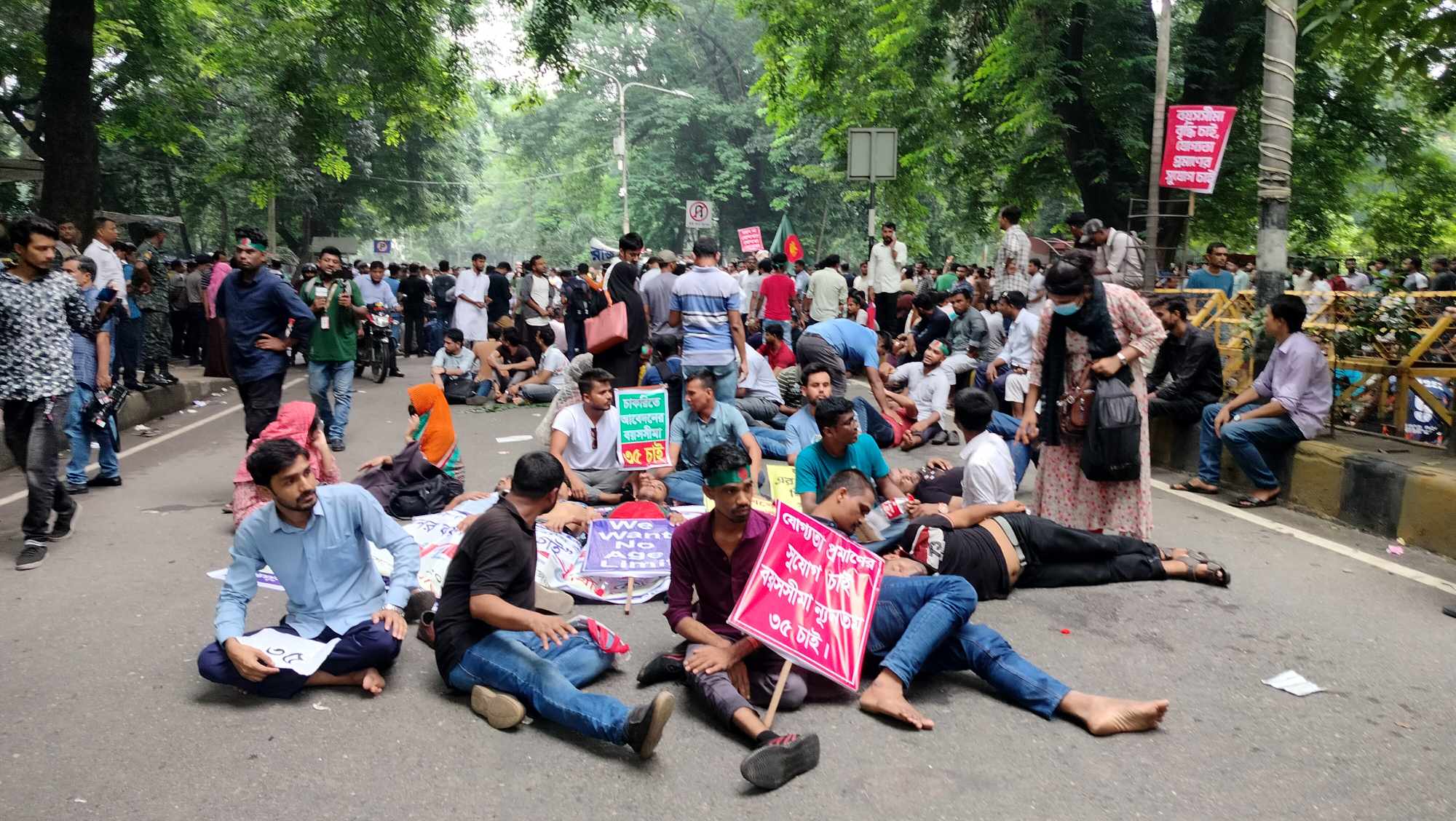 চাকরিতে প্রবেশের বয়স বাড়ানোর আন্দোলনে পুলিশের টিয়ারগ্যাস, সাউন্ড গ্রেনেড