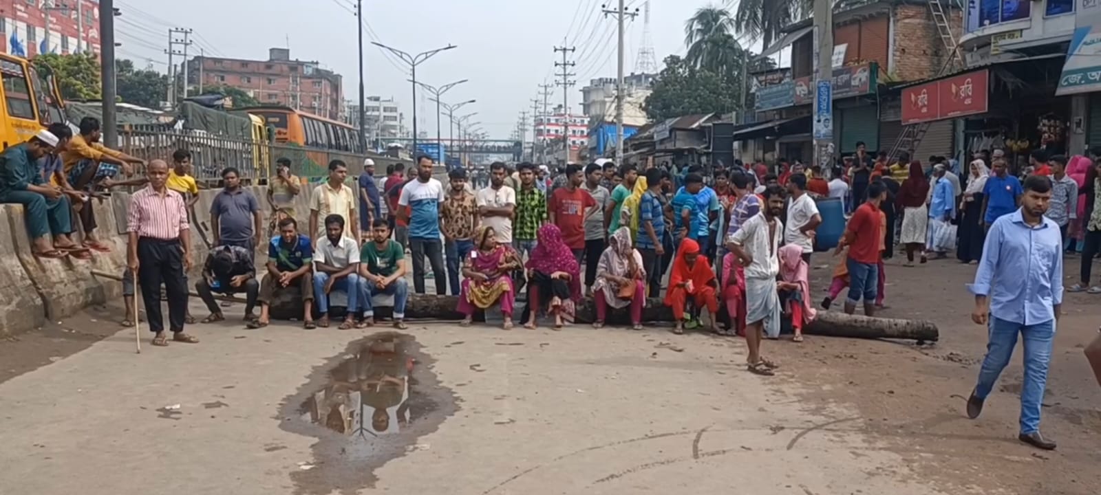 আশুলিয়ায় খুলেছে অধিকাংশ পোশাক কারখানা, চলছে আন্দোলনও
