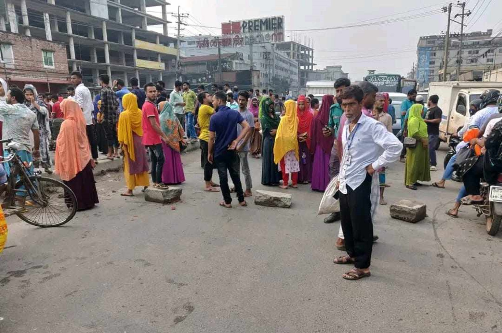 ঢাকা-ময়মনসিংহ মহাসড়কে আবারও পোশাকশ্রমিকদের অবরোধ