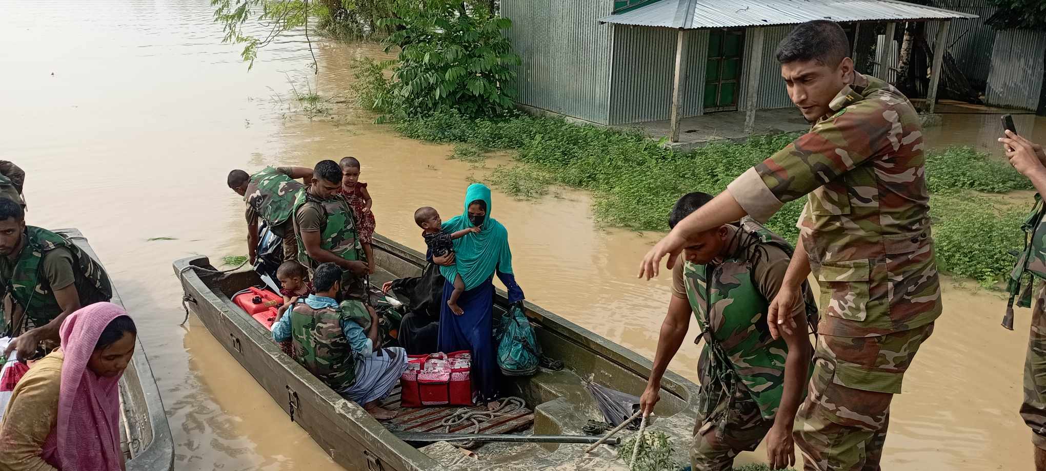 ধোবাউড়া-হালুয়াঘাটে বন্যায় পানিবন্দী ৬০ হাজার পরিবার, উদ্ধারে সেনাবাহিনী