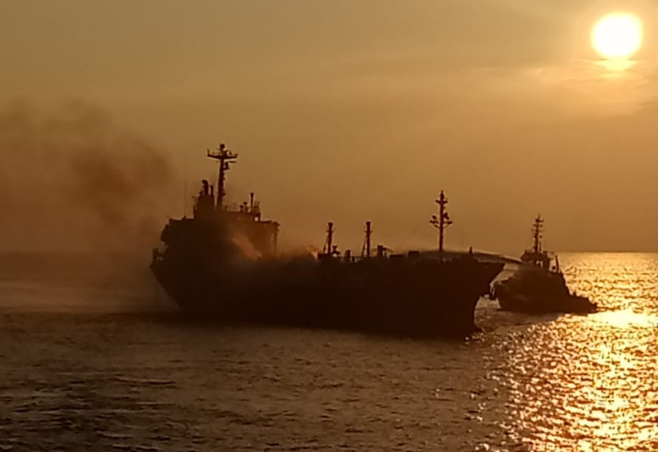 ২০ ঘণ্টায়ও পুরোপুরি নেভেনি এলপিজি ট্যাংকারের আগুন, নেওয়া হচ্ছে নিরাপদ স্থানে