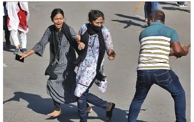 জুলাই আন্দোলনের অগ্রভাবে নারী শিক্ষার্থীরা