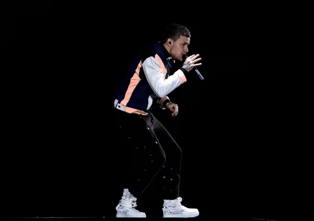 হোটেলের বারান্দা থেকে পড়ে মারা গেলেন ওয়ান ডিরেকশন ব্যান্ডের গায়ক লিয়াম পেইন 