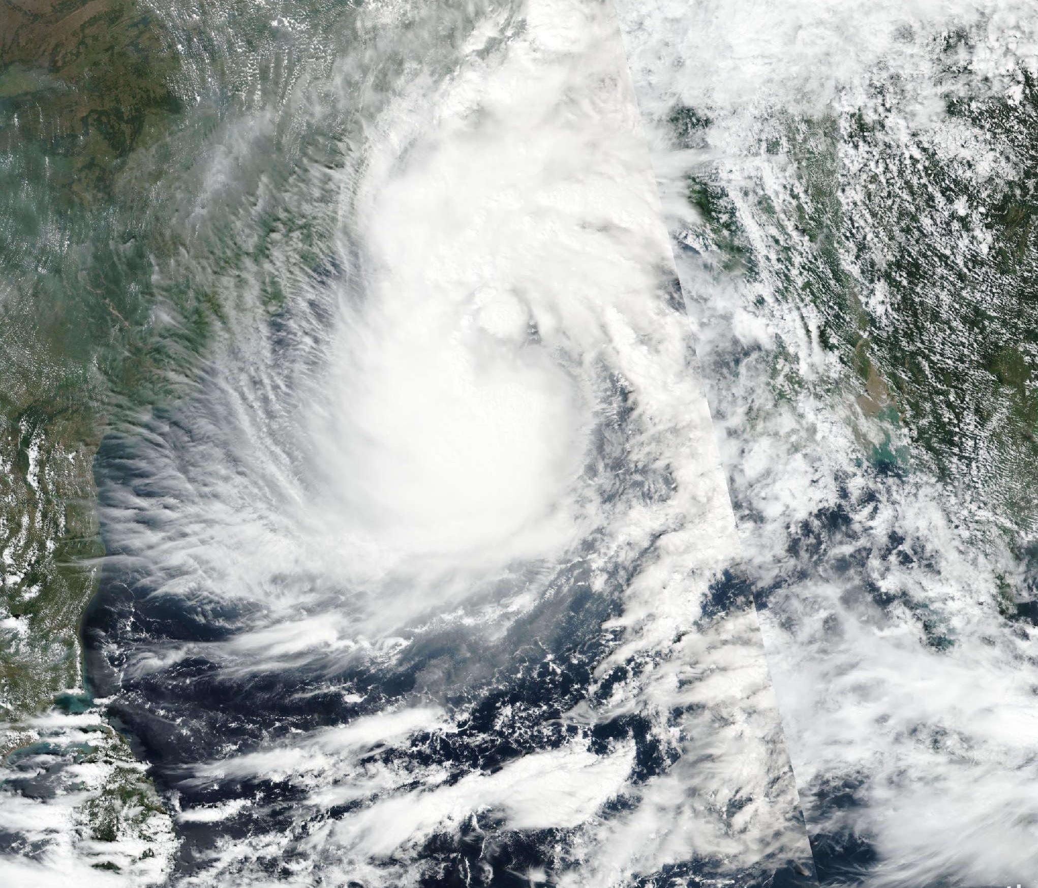 প্রবল ঘূর্ণিঝড়ে রূপ নিয়েছে ‘দানা’, কাল ভোরের মধ্যেই উপকূলে আঘাত