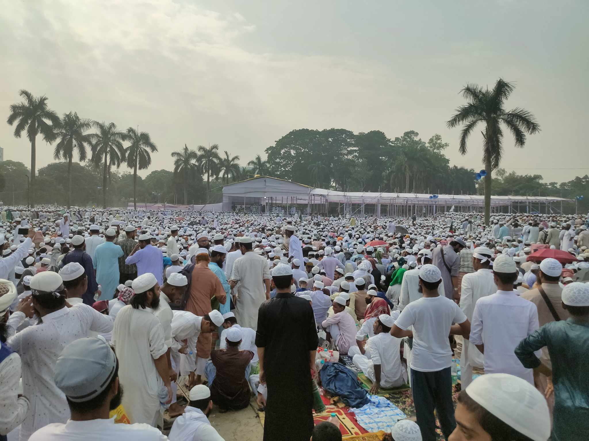 সোহরাওয়ার্দী উদ্যানে ওলামা মাশায়েখের মহাসম্মেলনে হাজারো মানুষ