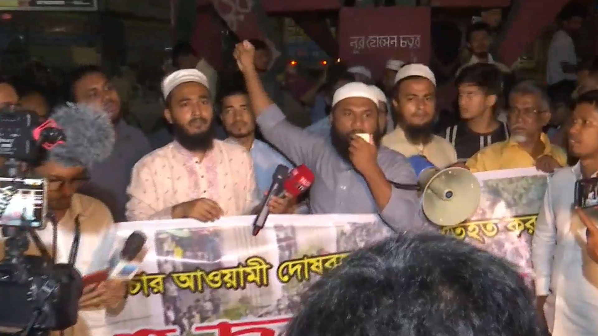 আওয়ামী লীগের কর্মসূচি প্রতিরোধে রাতেই জিরো পয়েন্টে ছাত্র-জনতার অবস্থান