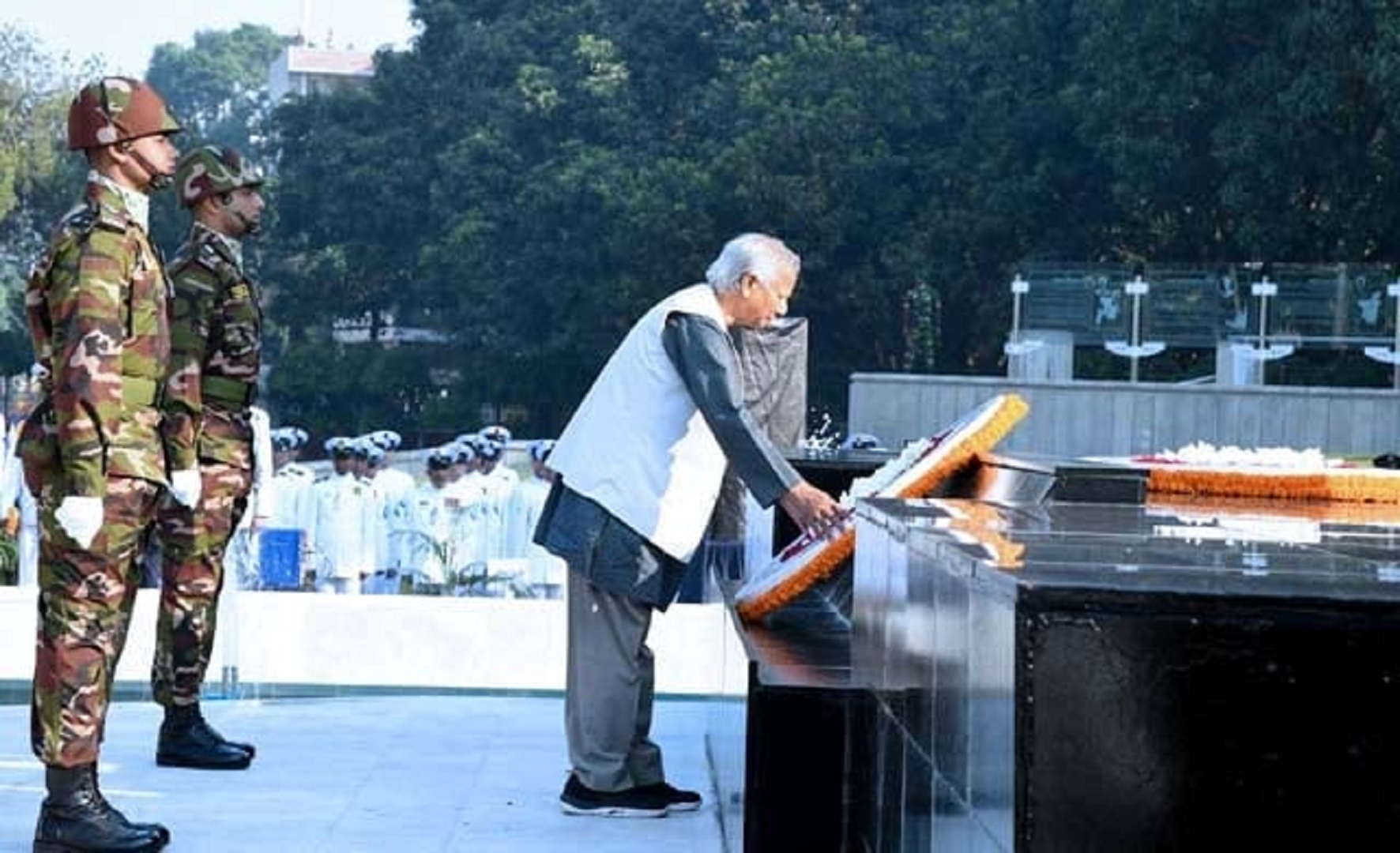 সশস্ত্র বাহিনী দিবসে বীর শহীদদের প্রতি প্রধান উপদেষ্টার শ্রদ্ধা