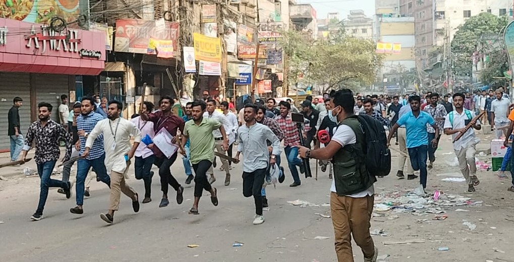 পুরান ঢাকায় শিক্ষার্থীদের ধাওয়া-পাল্টা ধাওয়া, আহত অন্তত ৩০