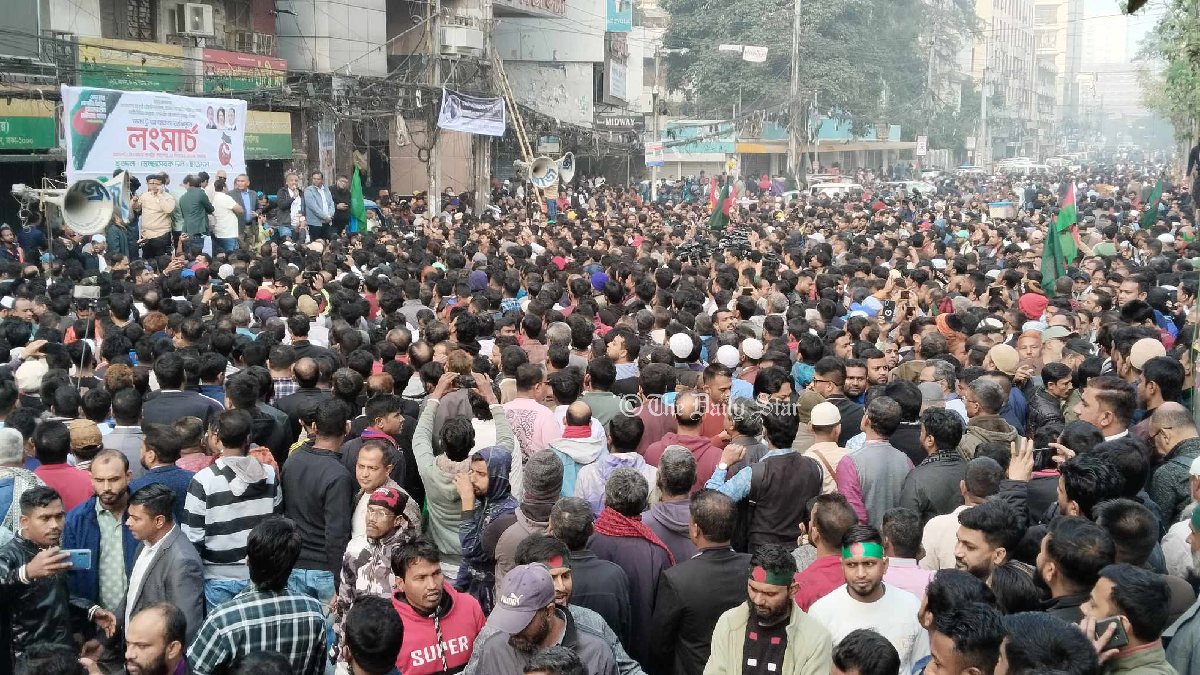 আগরতলা সীমান্ত অভিমুখে লংমার্চ: নয়াপল্টনে সমবেত যুব-স্বেচ্ছাসেবক-ছাত্রদল নেতাকর্মীরা