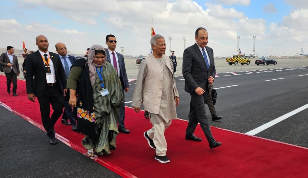 ডি-৮ সম্মেলনে যোগ দিতে কায়রো পৌঁছেছেন ড. ইউনূস