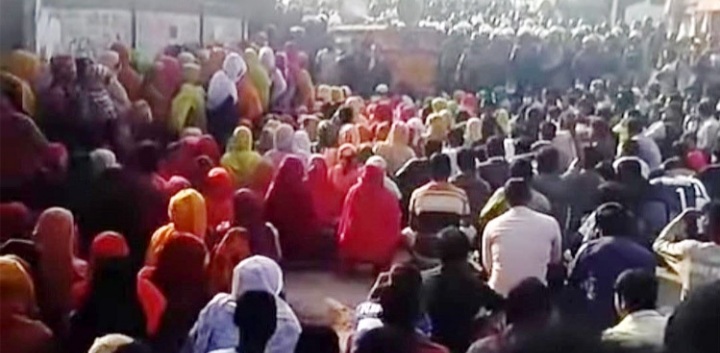 বেক্সিমকোর ১৬ কারখানা চালুর দাবিতে শ্রমিকদের বিক্ষোভ