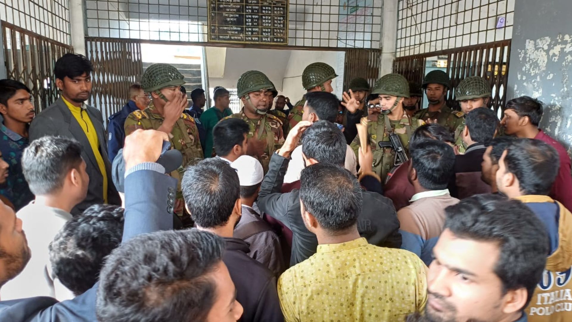 অনিয়ম-অব্যবস্থাপনার অভিযোগে পঞ্চগড় আদালতে কর্মচারী নিয়োগ পরীক্ষা স্থগিত