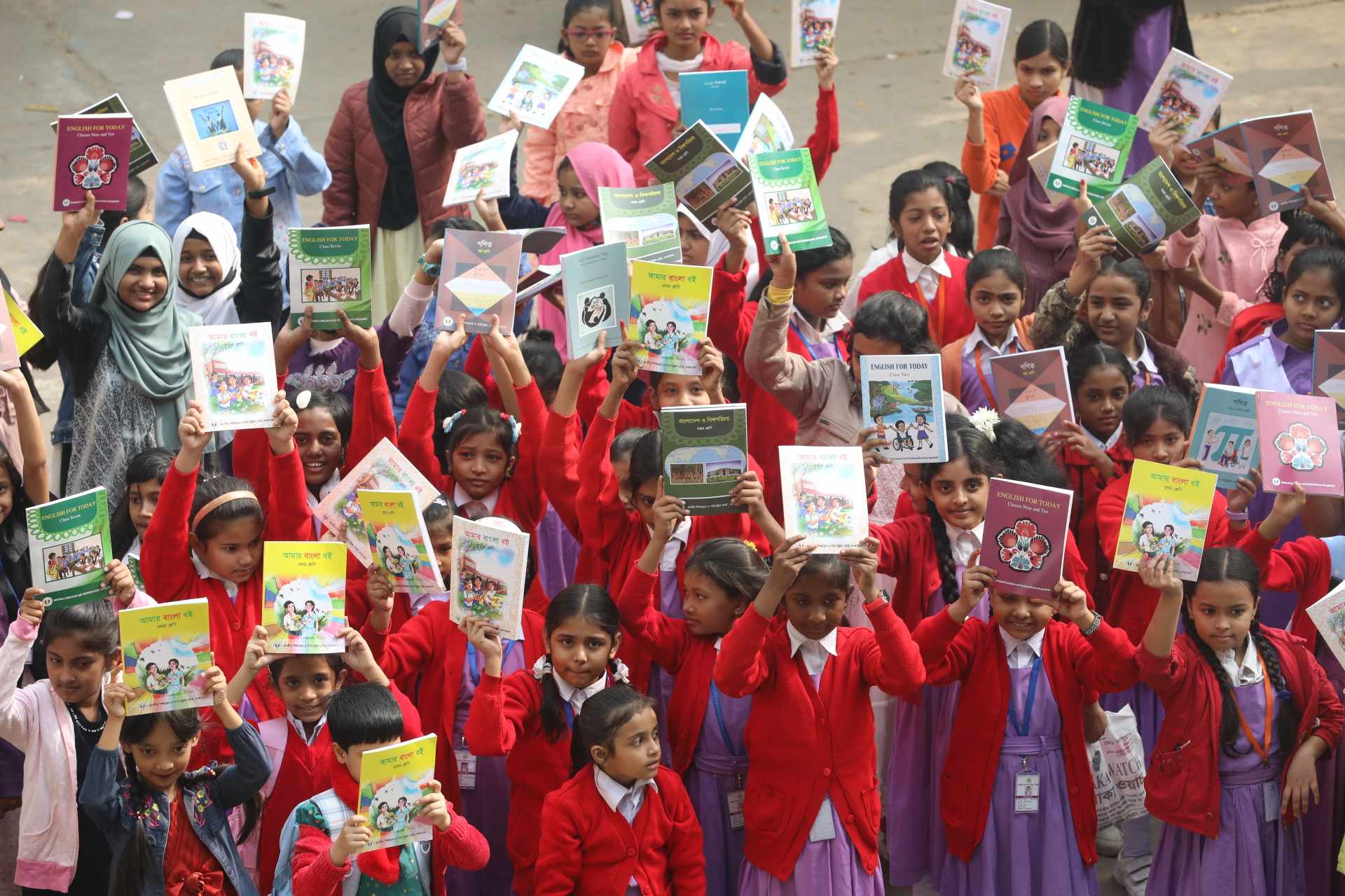 নতুন বই বিতরণ, সবাইকে দিতে না পেরে উপদেষ্টার দুঃখ প্রকাশ