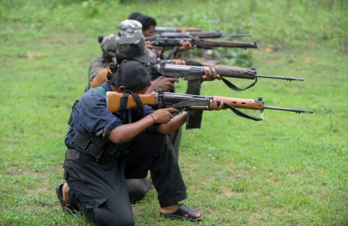 মহারাষ্ট্রে ১১ মাওবাদী নেতার আত্মসমর্পণ