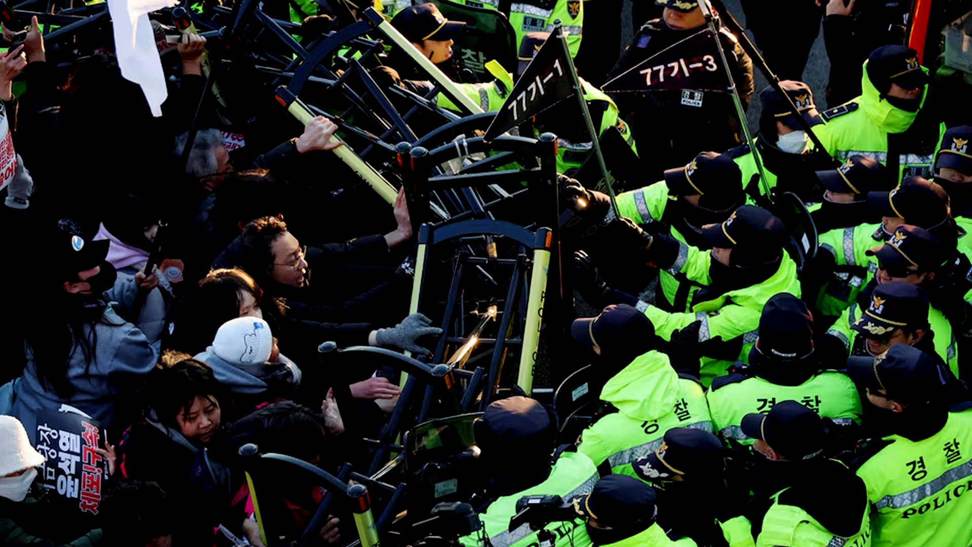 সমর্থকদের ভিড়ে যেভাবে গ্রেপ্তার এড়ালেন দক্ষিণ কোরিয়ার সাবেক প্রেসিডেন্ট