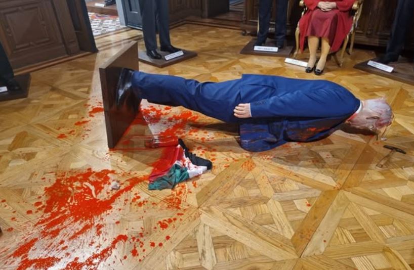 নেতানিয়াহুর মোমের মূর্তি লাল রঙে রাঙিয়ে ধ্বংস