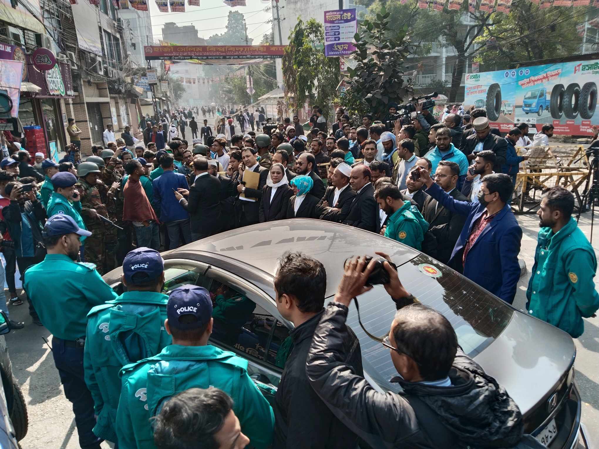 আলিয়া মাদ্রাসার মাঠ থেকে আদালত সরাতে বিচারকের গাড়ি আটকে শিক্ষার্থীদের বিক্ষোভ