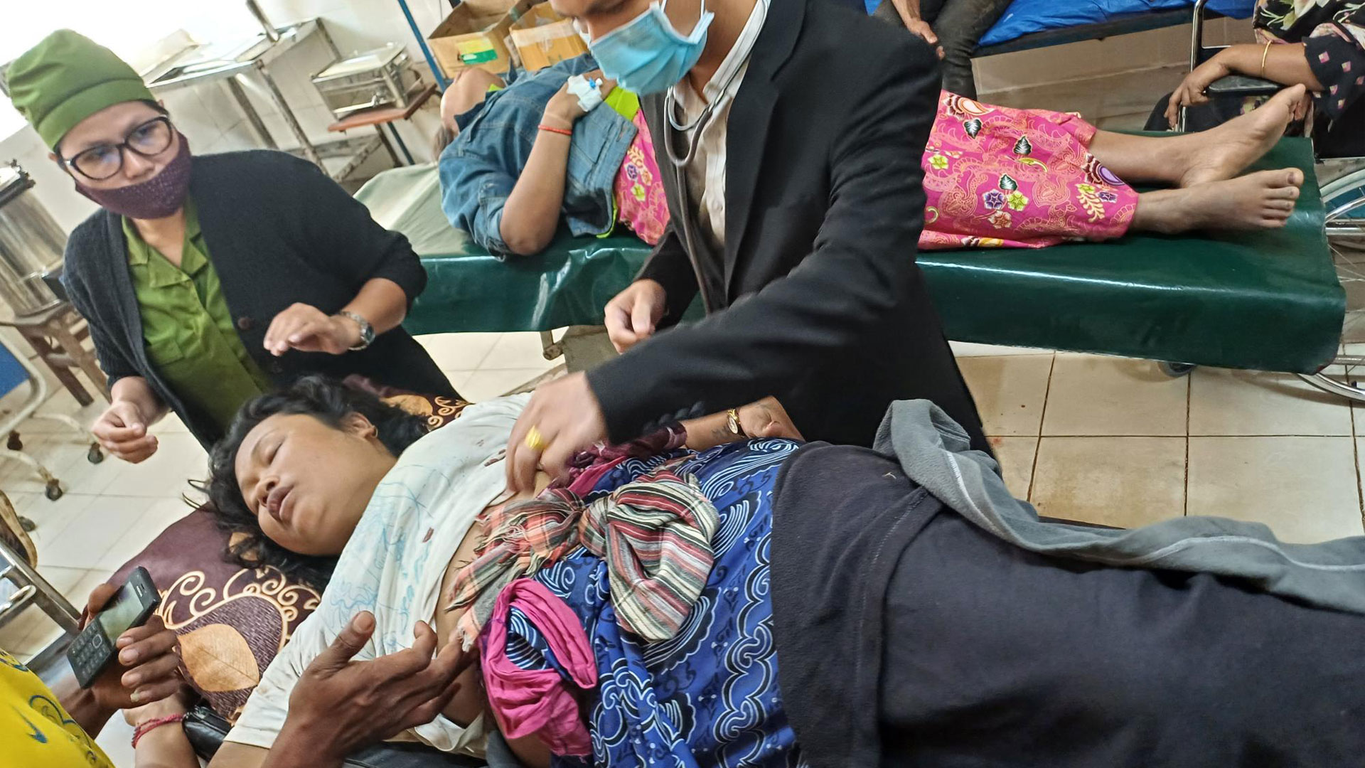 সবজি খামারে যাচ্ছিলেন উমেপ্রু, হঠাৎ গুলি এসে লাগে পেটে