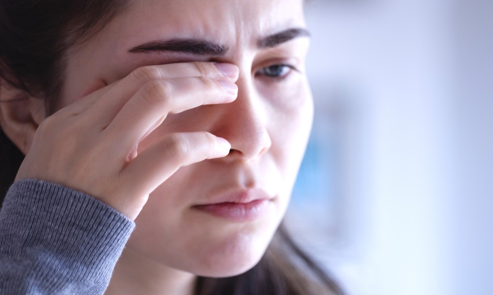 চোখে কিছু ঢুকলে কী করবেন, কী করবেন না