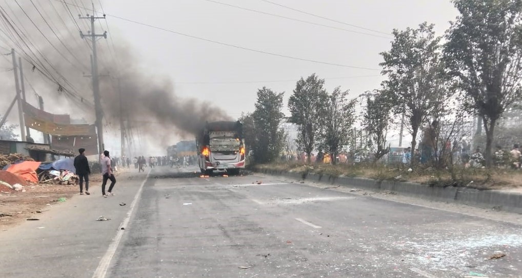 বেক্সিমকো শ্রমিকদের চন্দ্রা-নবীনগর মহাসড়ক অবরোধ, গাড়ি ভাঙচুর ও অগ্নিসংযোগ