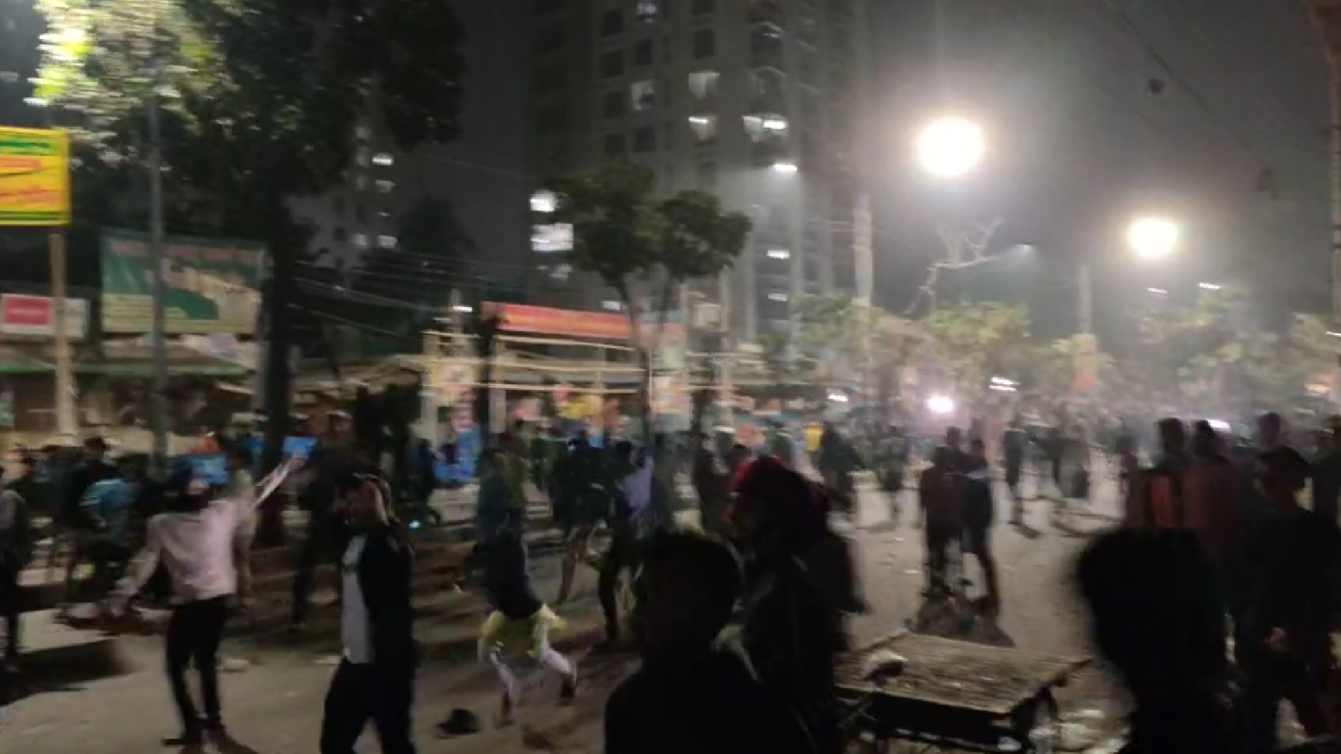 নীলক্ষেতে ঢাবি ও সাত কলেজের শিক্ষার্থীদের ধাওয়া-পাল্টা ধাওয়া