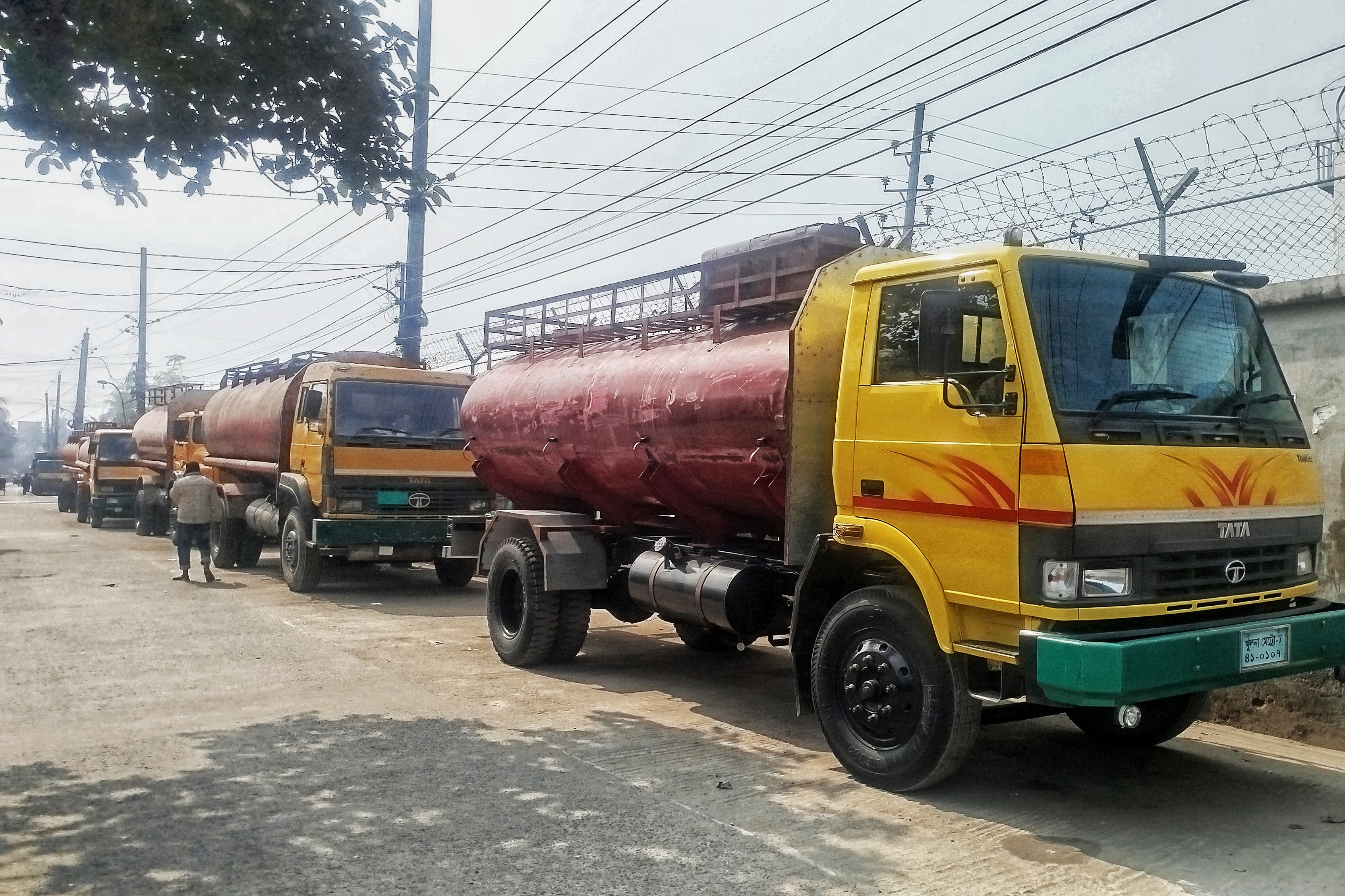 খুলনায় ট্যাংকলরি শ্রমিকদের কর্মবিরতি দ্বিতীয় দিনে, ১৪ জেলায় তেল সরবরাহ আজও বন্ধ