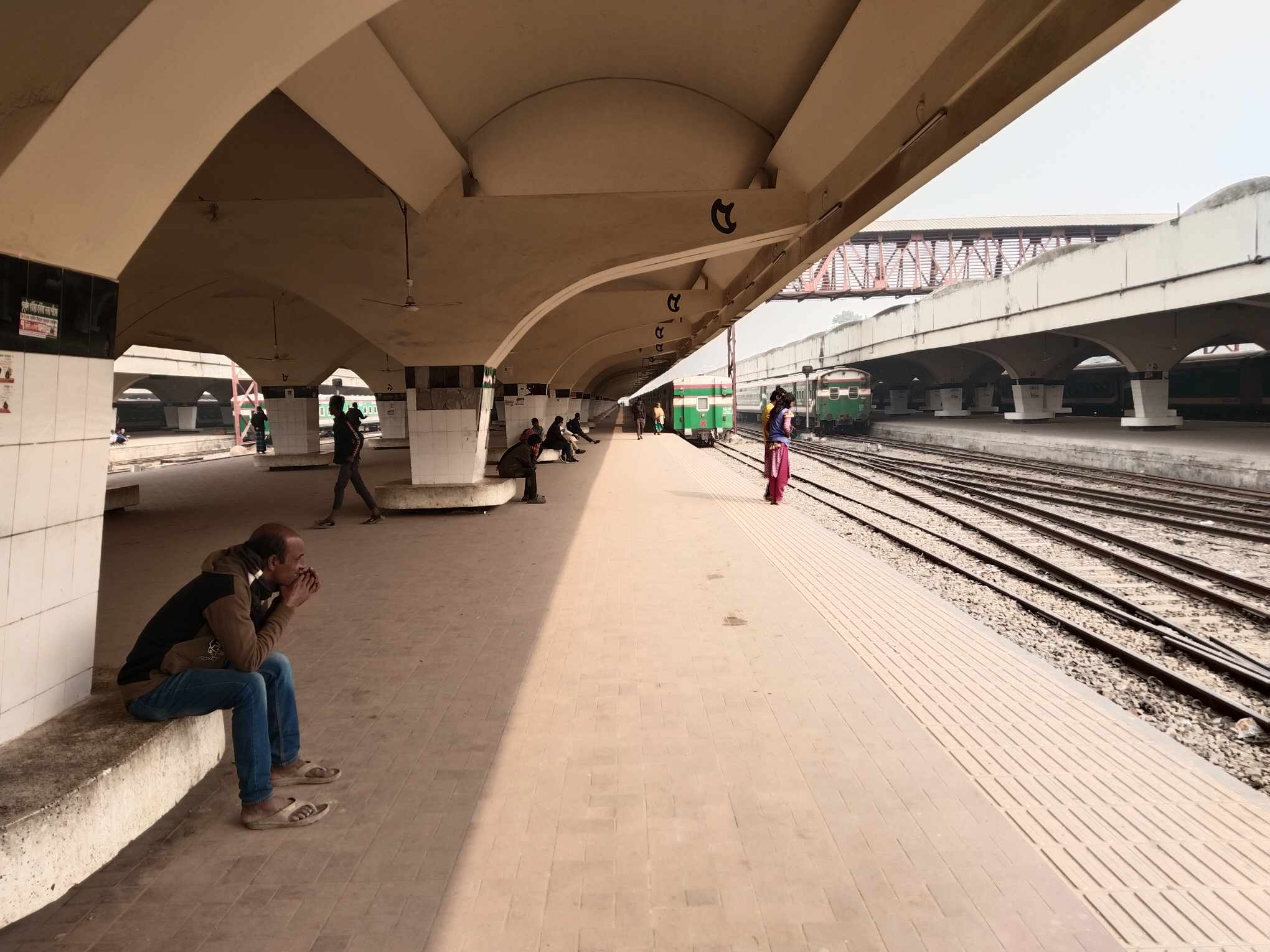 স্টেশন থেকে ছাড়ছে না ট্রেন, ফিরে যাচ্ছেন যাত্রীরা