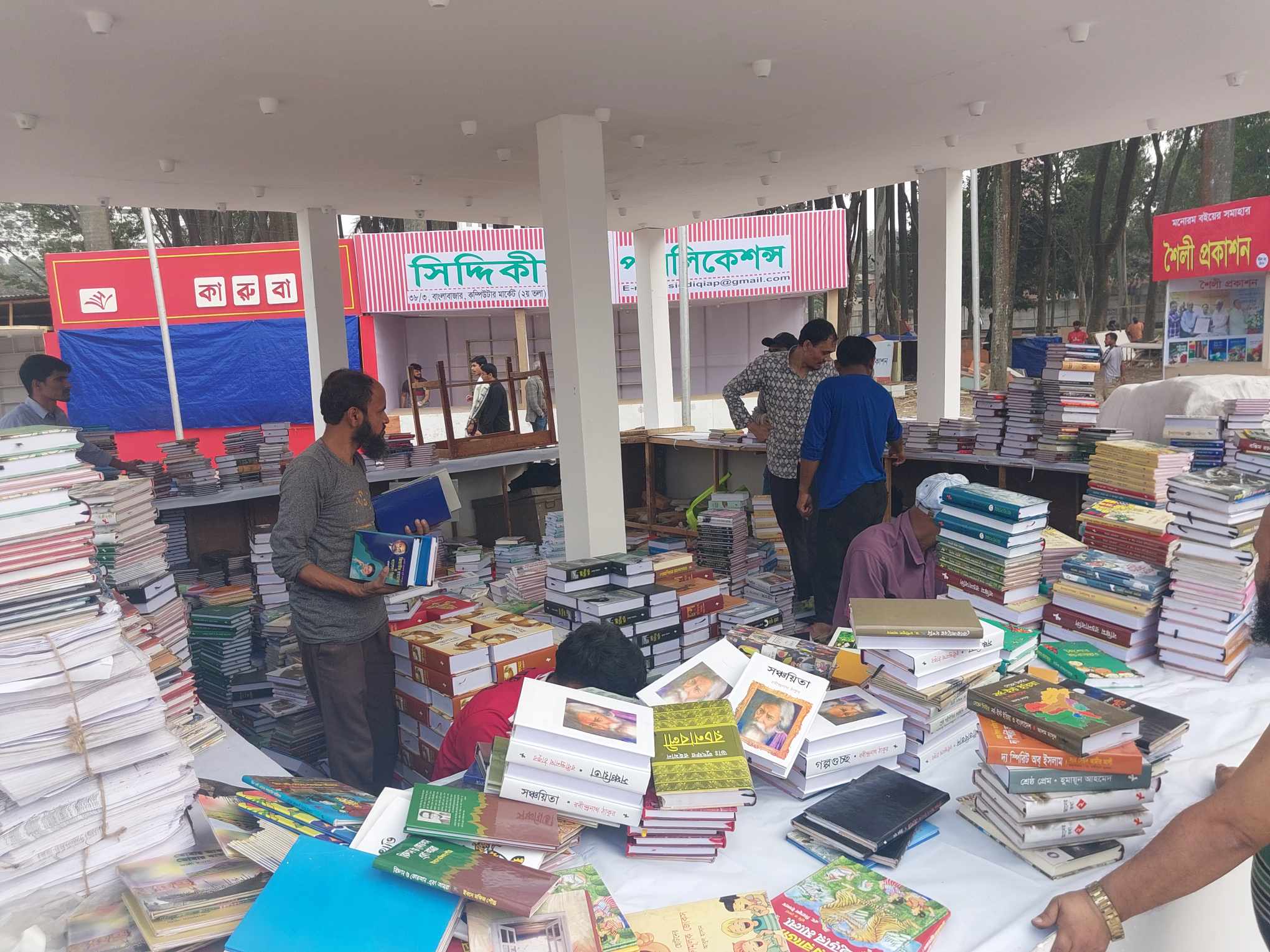 ‘নতুন বইয়ের ঘ্রাণে মন ভরে উঠছে, কাজ করে ক্লান্ত হলেও উদ্যম হারাচ্ছি না’