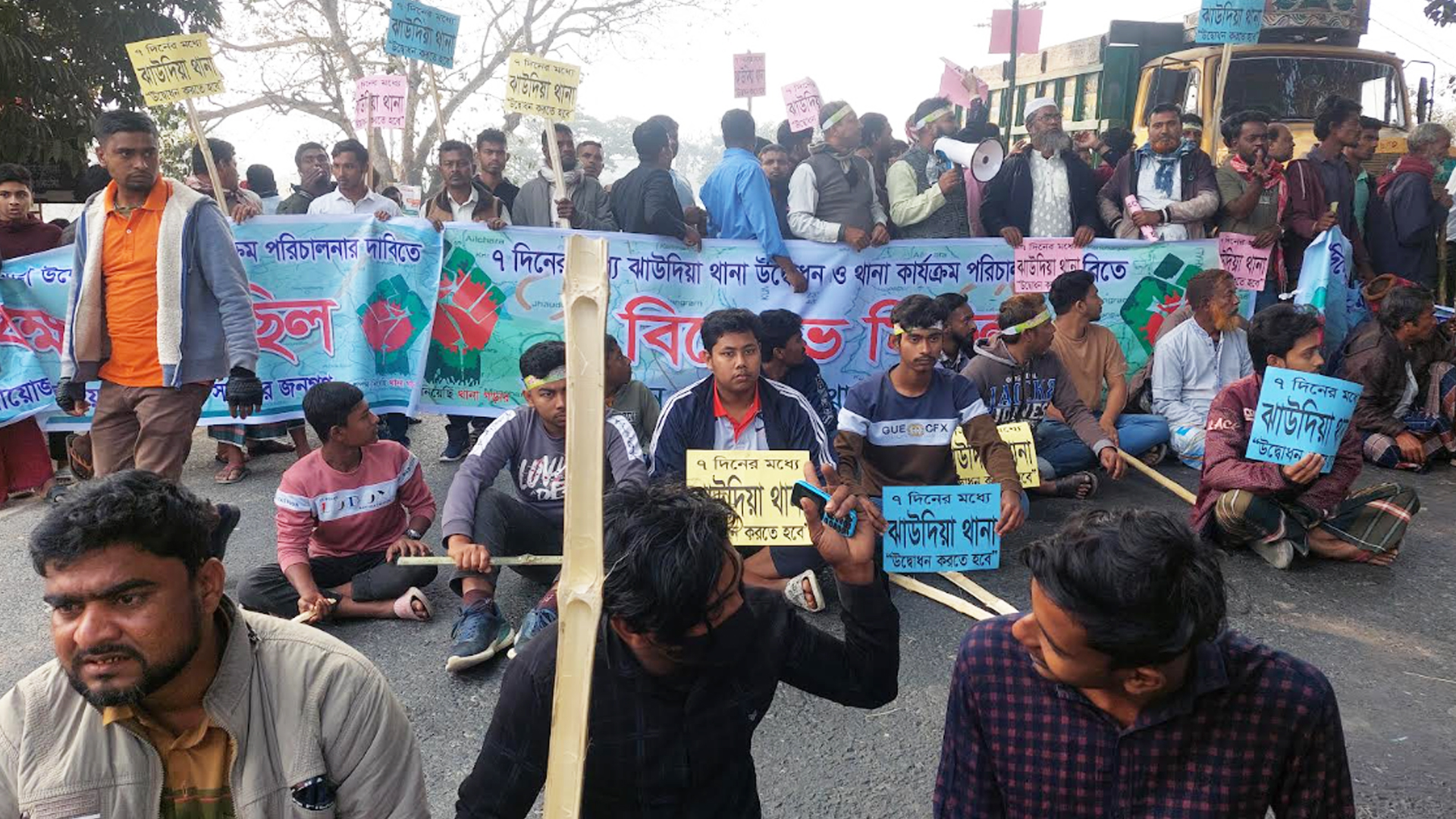 ঝাউদিয়া থানার দাবিতে কুষ্টিয়া-ঝিনাইদহ মহাসড়ক অবরোধ