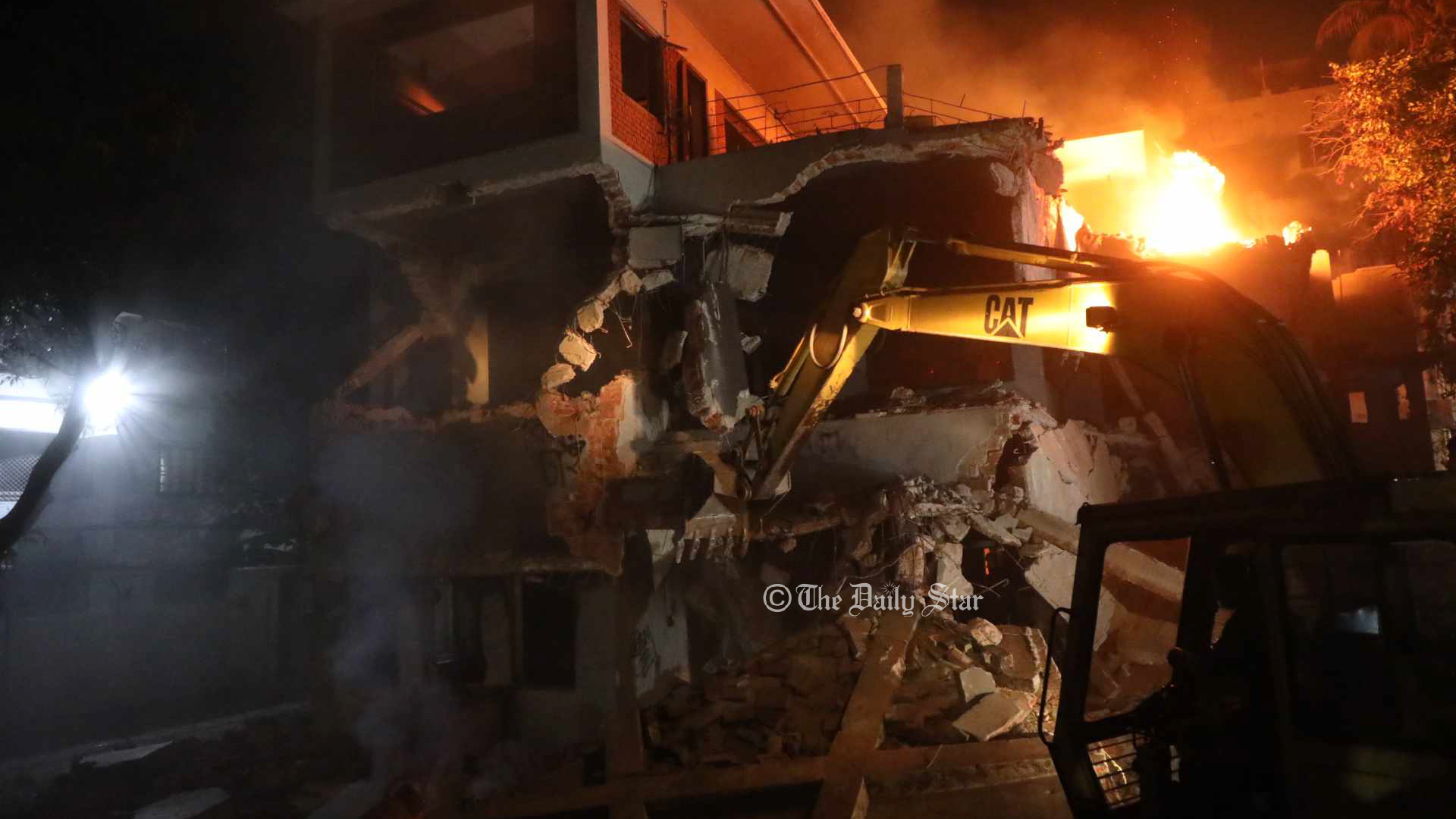 ধানমন্ডি ৩২ নম্বরের বাড়ি ভাঙা হচ্ছে এক্সকেভেটর দিয়ে