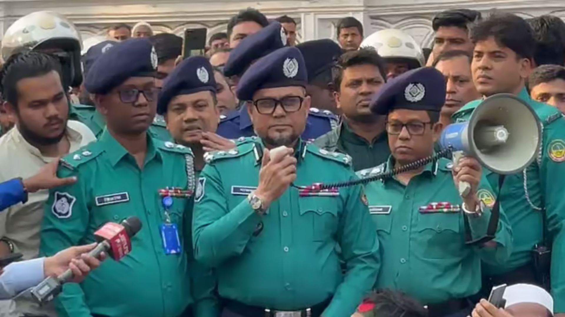 গাজীপুরে হামলার ঘটনায় ক্ষমা চাইলেন পুলিশ কমিশনার, ওসি বরখাস্ত