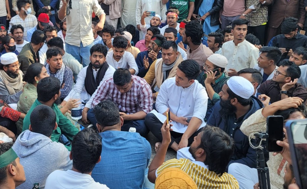 গাজীপুরে জেলা প্রশাসকের কার্যালয়ের সামনে বিক্ষোভে হাসনাত-সারজিস