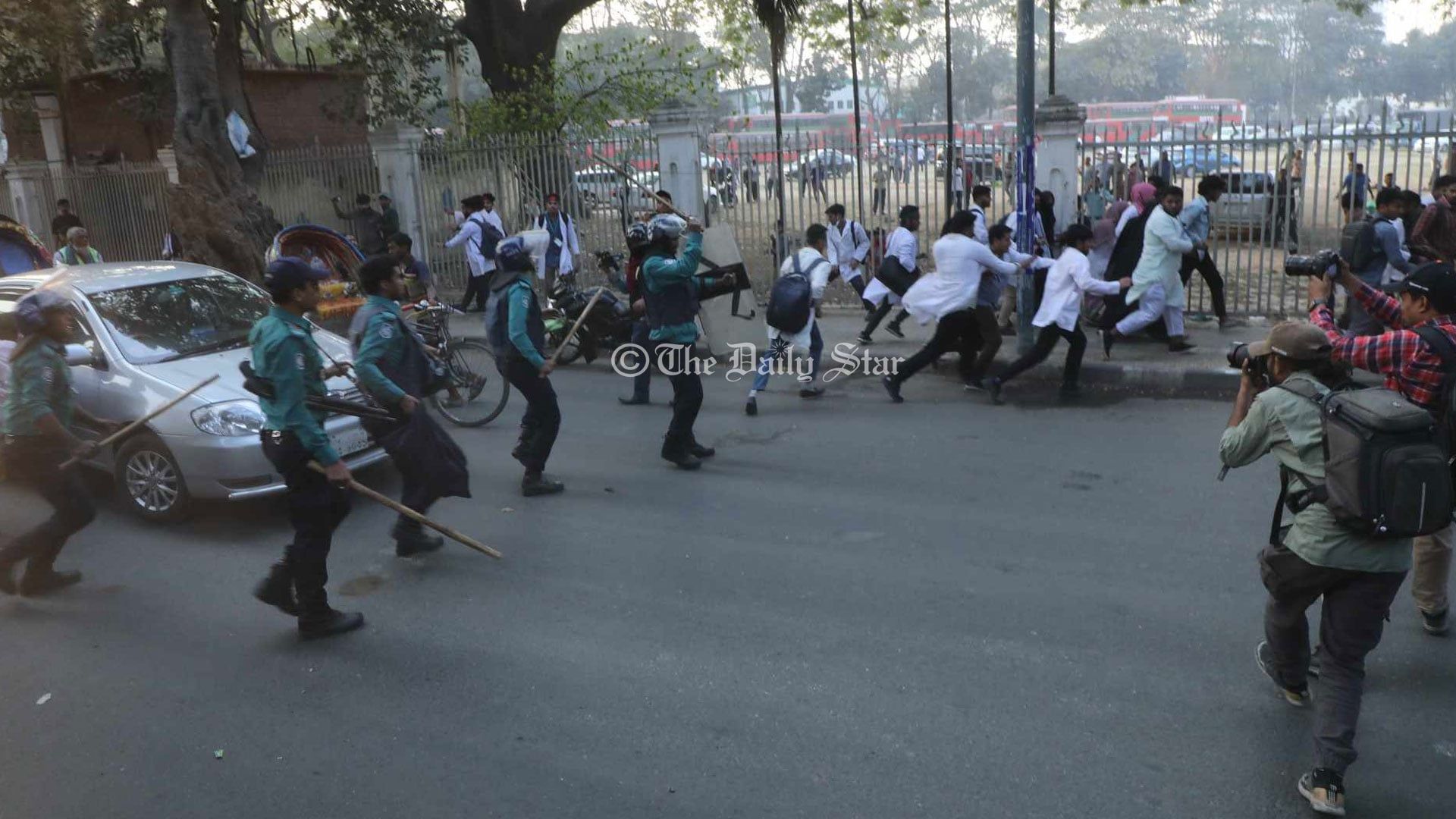 পুলিশের লাঠিচার্জ, সাউন্ড গ্রেনেডে ছত্রভঙ্গ ম্যাটস শিক্ষার্থীদের লংমার্চ