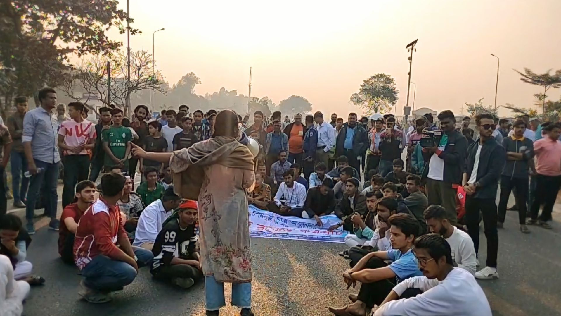 বৈষম্যবিরোধী কমিটি বিলুপ্তির দাবিতে যমুনা সেতুর পশ্চিম মহাসড়ক অবরোধ শিক্ষার্থীদের