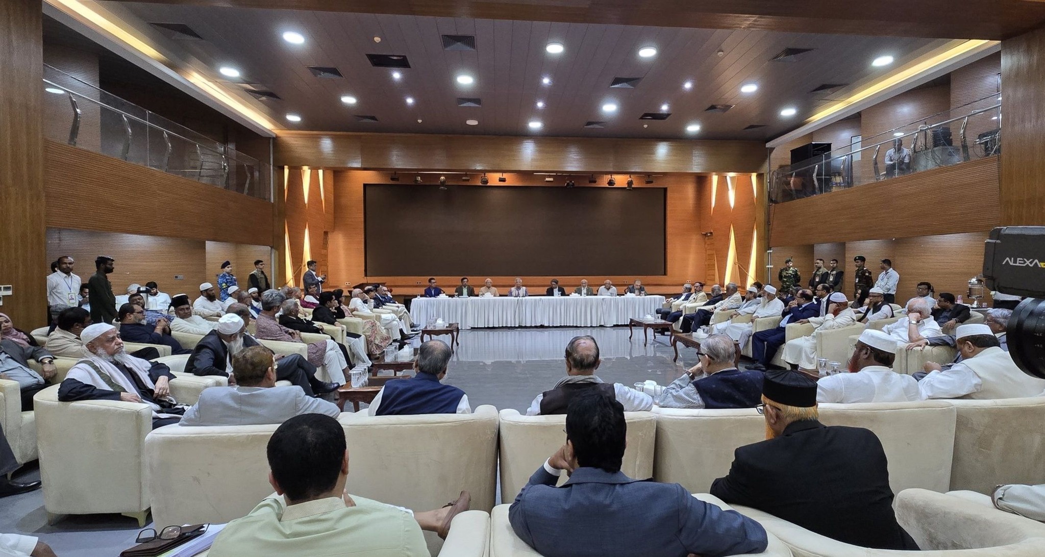 রাজনৈতিক দলগুলোর সঙ্গে জাতীয় ঐকমত্য কমিশনের বৈঠক শুরু