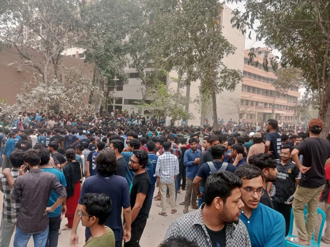 কুয়েট ভিসির পদত্যাগের দাবিতে শিক্ষার্থীদের অবস্থান, একাডেমিক কার্যক্রম বন্ধ