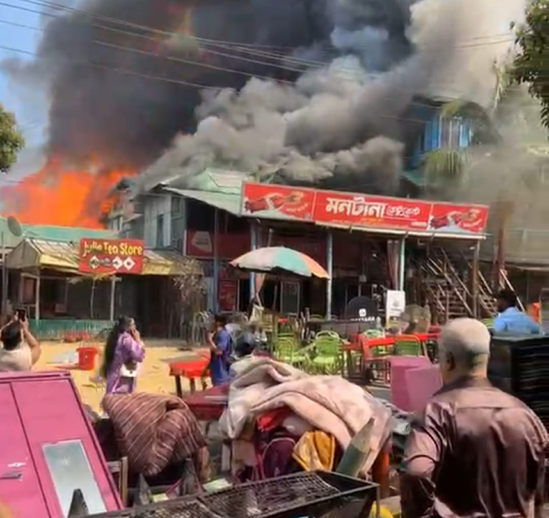 সাজেকে আগুন ছড়িয়ে পড়েছে একাধিক কটেজ ও রেস্টুরেন্টে