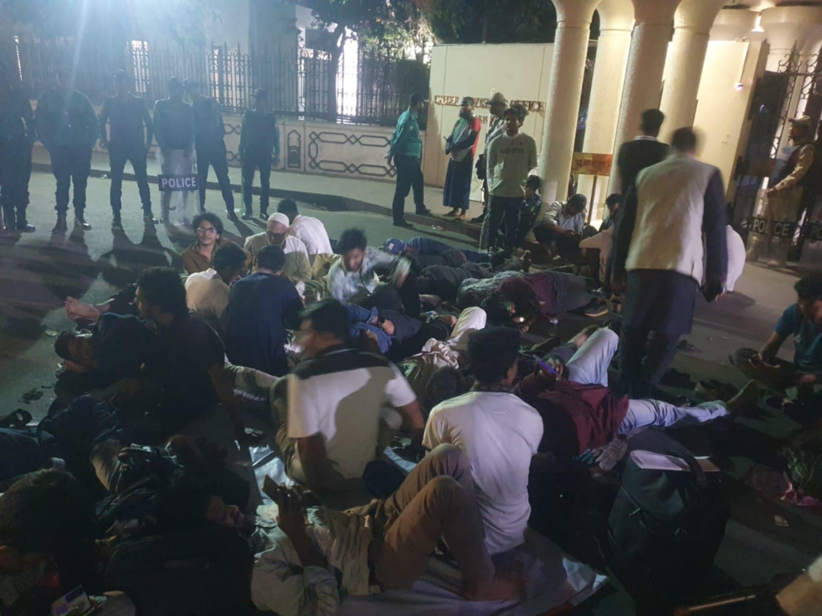 ‘দাবি আদায় না হলে ঘরে ফিরবে না’ প্রধান উপদেষ্টার কার্যালয়ের সামনে অবস্থানরত অভ্যুত্থানে আহত ও শহীদ পরিবার